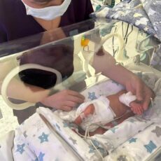 Врачи Шымкента выходили младенца весом 685 граммов