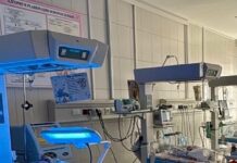Шымкентские врачи выходили недоношенного малыша весом 700 граммов