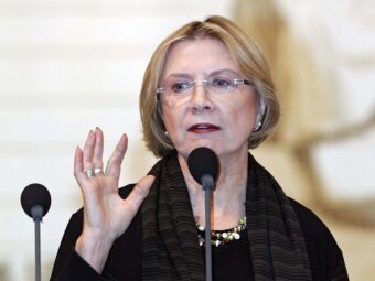 Алла Демидова