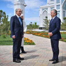 Президенты Казахстана и Узбекистана посетили новую мечеть Туркестана