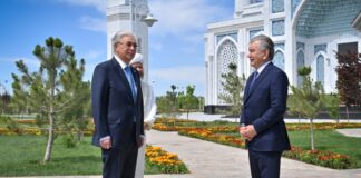Президенты Казахстана и Узбекистана посетили новую мечеть Туркестана