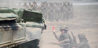 В Туркестанской области новобранцы прошли «обкатку танком» и полосу препятствий