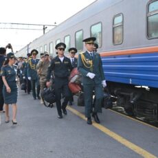 В Шымкенте торжественно встретили 27 солдат, вернувшихся после службы в армии