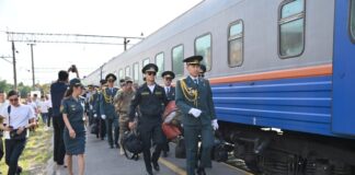В Шымкенте торжественно встретили 27 солдат, вернувшихся после службы в армии