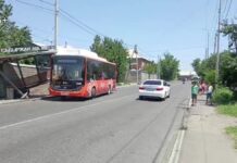 В Шымкенте маршрутный автобус протаранил остановочный павильон