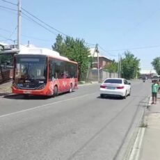 В Шымкенте маршрутный автобус протаранил остановочный павильон