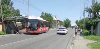 В Шымкенте маршрутный автобус протаранил остановочный павильон
