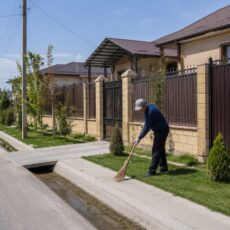 Убрать мусор и скосить траву: новые обязанности владельцев частных домов в Казахстане