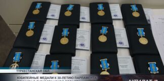 В Туркестане наградили тех, кто внес вклад в развитие парламента
