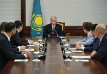 Президент встретился с руководителями фракций политических партий в Курултае