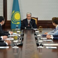 Президент встретился с руководителями фракций политических партий в Курултае