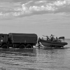 На Каспии продолжаются поиски двух военнослужащих