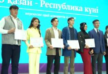 В Шымкенте в преддверии Дня Республики наградили активную молодёжь
