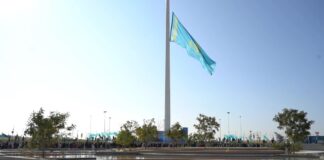 В Шымкенте День Республики отметили церемонией поднятия государственного флага