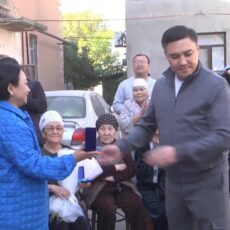 Ещё семь семей в Шымкенте получили квартиры по программе реновации