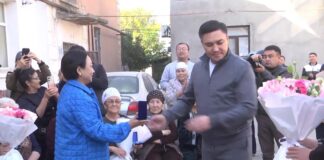 Ещё семь семей в Шымкенте получили квартиры по программе реновации