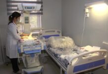 В Шымкенте выписали домой тройняшек, родившихся раньше срока