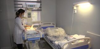 В Шымкенте выписали домой тройняшек, родившихся раньше срока